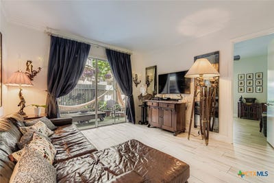 /international/us/7711-broadway-san-antonio-tx-110107441221/