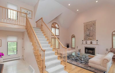 /international/us/7-canterbury-lane-monroe-ct-110097987466/