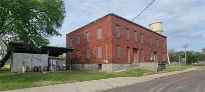 /international/us/512-e-monroe-street-iola-ks-110107307215/