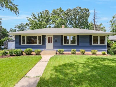 /international/us/1615-e-evergreen-street-wheaton-il-110107764496/