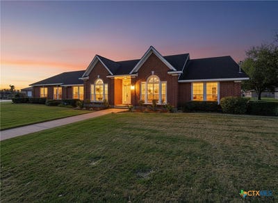 /international/us/714-louisiana-avenue-shiner-tx-110107656177/
