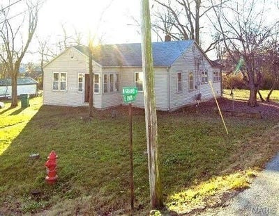 /international/us/415-n-grand-street-willow-springs-mo-110097536147/
