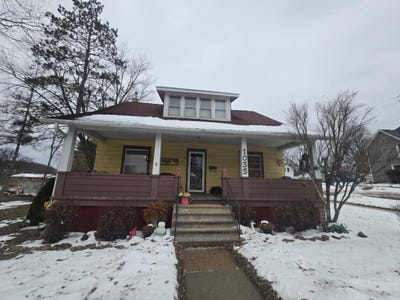 /international/us/1035-academy-street-elroy-wi-110104554239/