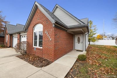 /international/us/29404-meadow-lane-garden-city-mi-110095963522/