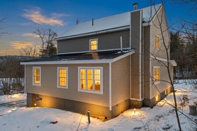 /international/us/738-old-hillsboro-road-henniker-nh-110105293605/