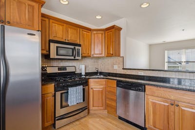 /international/us/1039-islington-street-portsmouth-nh-110106619214/