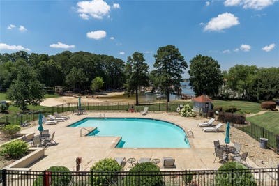 /international/us/17919-kings-point-drive-cornelius-nc-110109069636/