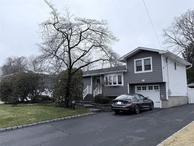 /international/us/11-meehan-lane-coram-ny-110106674060/