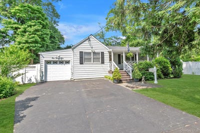 /international/us/135-centre-avenue-lindenhurst-ny-110120456236/