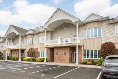 /international/us/12-sarah-court-amityville-ny-110107954623/