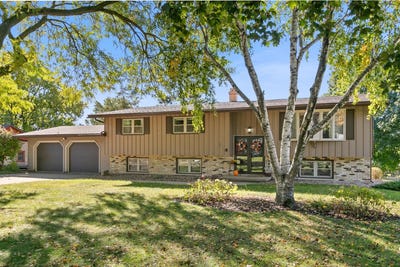 /international/us/221-14th-avenue-baraboo-wi-110120514691/