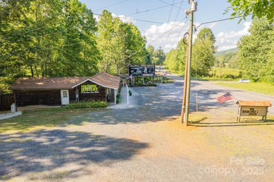 /international/us/14622-226-highway-spruce-pine-nc-110099389739/