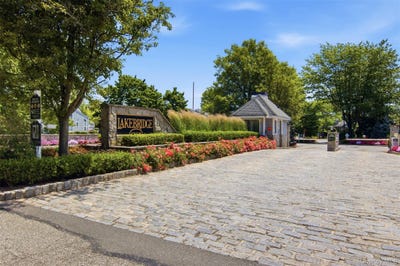 /international/us/43-lakebridge-drive-s-kings-park-ny-110108956210/