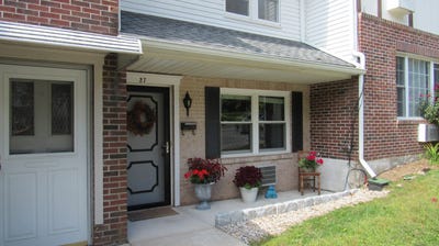 /international/us/27-surrey-lane-torrington-ct-110102219103/