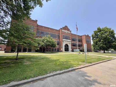 /international/us/208-s-johnson-street-macomb-il-110100125589/