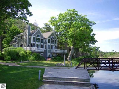 /international/us/2g-fish-house-glen-arbor-mi-110100587588/
