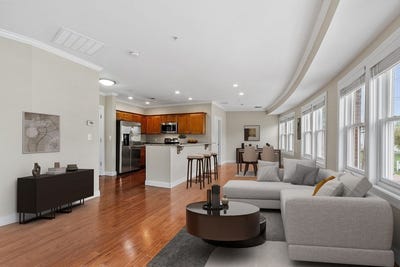 /international/us/70-great-rd-bedford-ma-110099196160/