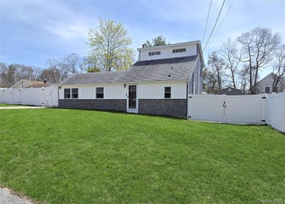 /international/us/8-alice-street-east-patchogue-ny-110107389503/