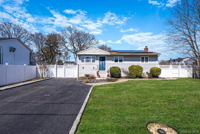 /international/us/23-mckinley-street-brentwood-ny-110106843388/