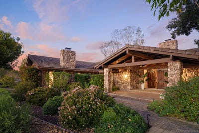 /international/us/15943-ranch-hollow-rd-poway-ca-110106147414/