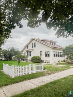 /international/us/213-n-cedar-st-luverne-mn-110110323320/