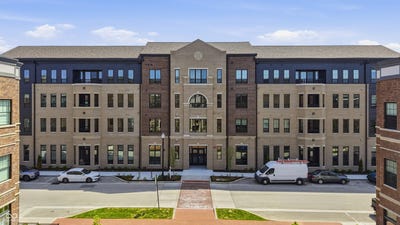 /international/us/925-veterans-way-carmel-in-110106169493/