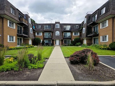 /international/us/1907-w-golf-road-mount-prospect-il-110108771393/