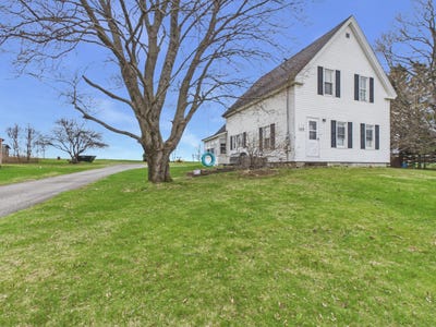 /international/us/1616-main-street-mapleton-me-110104534450/