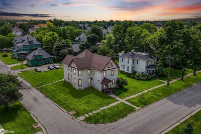 /international/us/1132-main-street-grinnell-ia-110100987056/
