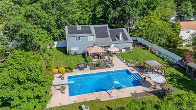 /international/us/26-harford-drive-coram-ny-110108628427/