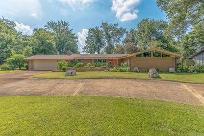 /international/us/12-meadowbrook-lane-west-memphis-ar-110109346074/
