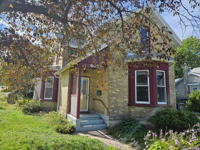 /international/us/402-w-carroll-street-portage-wi-110120156364/