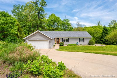 /international/us/13835-rolling-creek-drive-lowell-mi-110108339295/