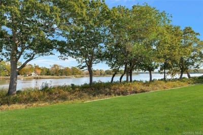 /international/us/244-river-drive-moriches-ny-110103115058/