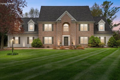/international/us/126-hickory-dr-delafield-wi-110108076479/