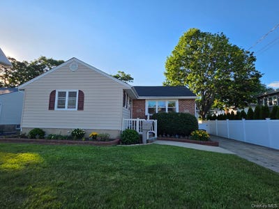 /international/us/185-audley-court-copiague-ny-110108175079/