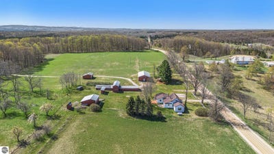 /international/us/8400-n-7-road-mesick-mi-110099472306/