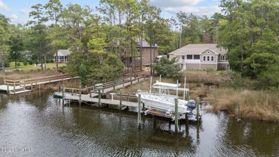 /international/us/402-whittaker-point-road-oriental-nc-110103470856/