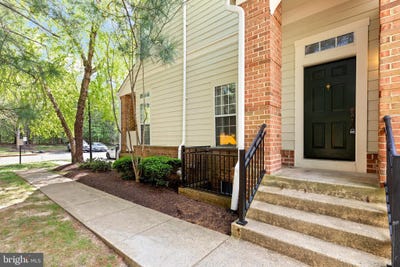 /international/us/1318-garden-wall-circle-reston-va-110107506715/