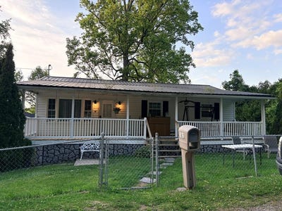 /international/us/242-ridgewood-ave-oak-hill-wv-110108139780/