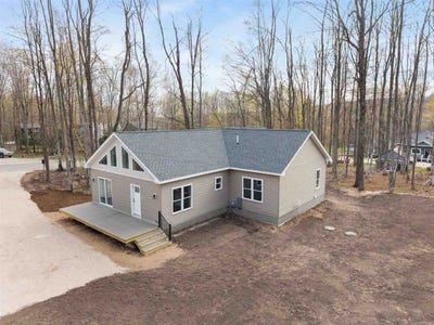 /international/us/226-wild-cherry-harbor-springs-mi-110108059777/