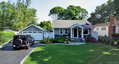 /international/us/17-grove-street-sayville-ny-110106308881/