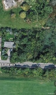 /international/us/parkway-road-grosse-ile-twp-mi-110107338602/