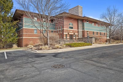 /international/us/415-s-wells-st-lake-geneva-wi-110106369537/