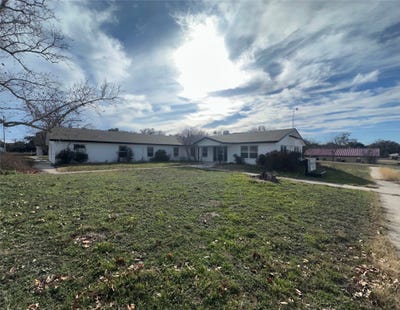 /international/us/1405-w-storey-street-san-saba-tx-110097535196/