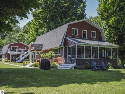 /international/us/7834-darmon-place-central-lake-mi-110100837142/
