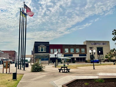 /international/us/824-s-walnut-street-coffeyville-ks-110109702515/