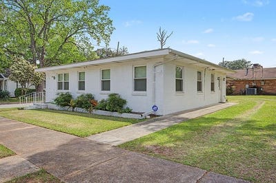/international/us/379-e-lee-st-dawson-ga-110107290240/