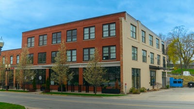 /international/us/86-washington-street-manistee-mi-110107662981/
