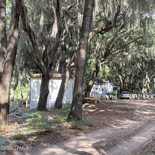 /international/us/25-hidden-oaks-road-st-helena-island-sc-110108551578/